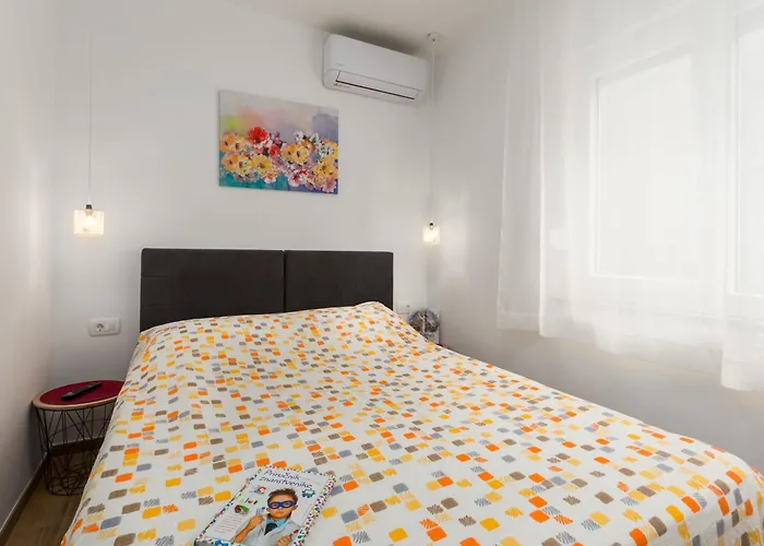 Sylvia Center Apartment