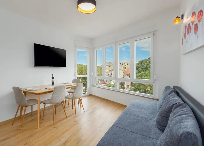 Sylvia Center Apartment